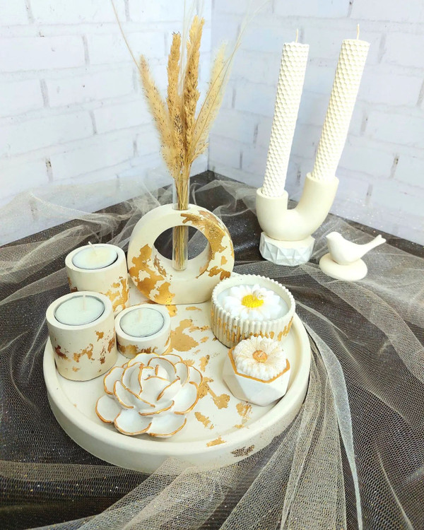 ست دکوری سفید طلایی شامل گلجا ، جاشمعی ، شمع و جاعودی