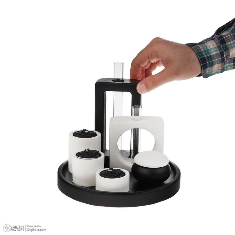 نمای نزدیک جا شمعی های بتنی سفید با شمع های سیاه در ست ۱۰ تکه رومیزی طرح کلاسیک