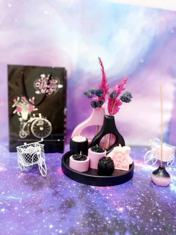 چیدمان کامل ست دکوری رومیزی طرح کلبه رنگ مشکی _ صورتی